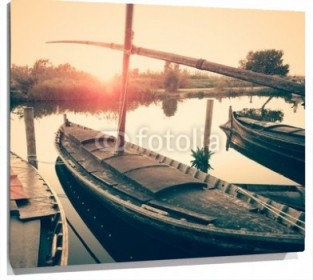 Lienzo Barcas en lago atardecer